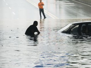浙江多地拉响大暴雨红色预警，强降雨持续，民众需严加防范